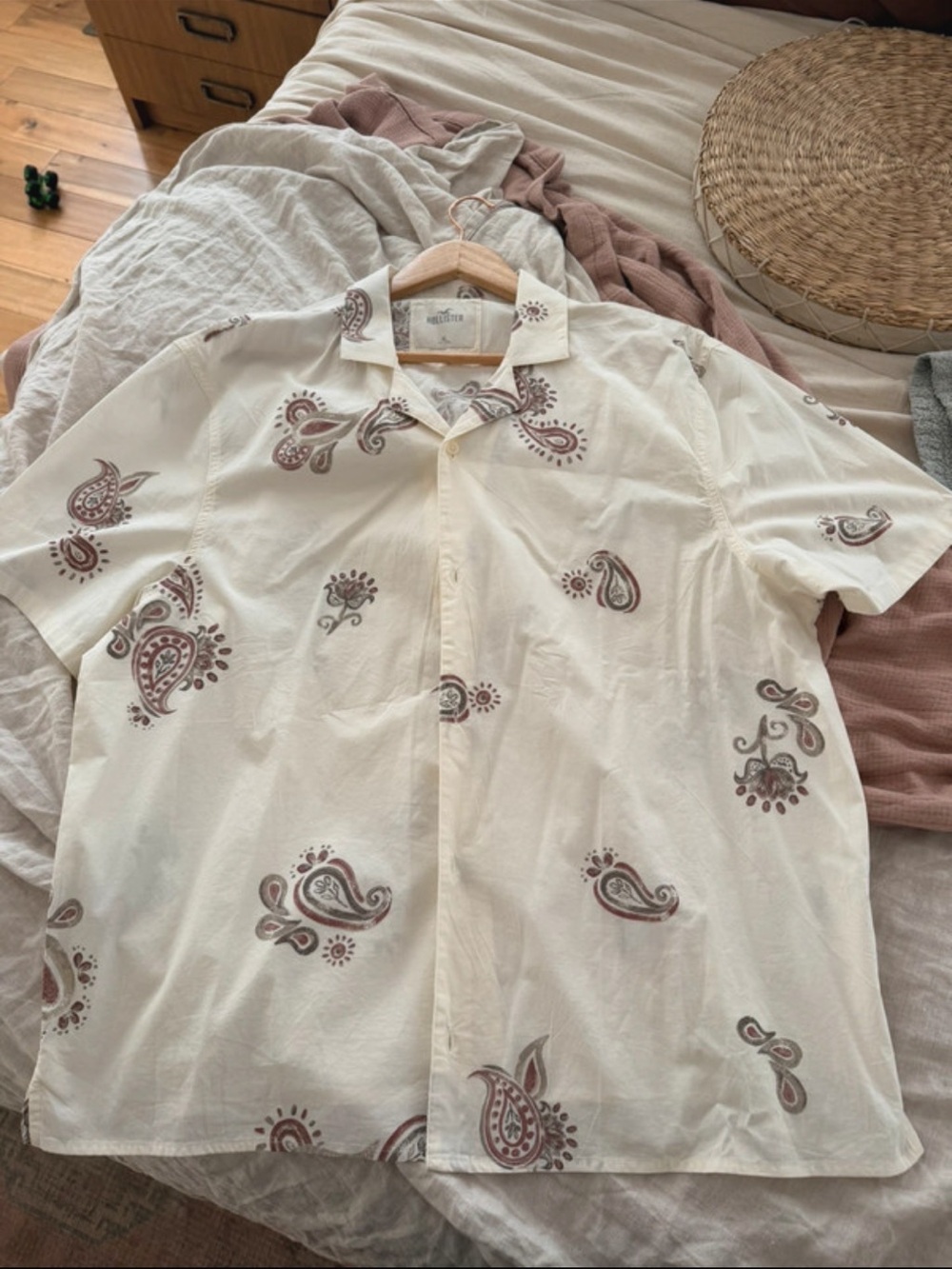 Men’s Hollister Vintage-Inspired Cream Paisley Short-Sleeve Shirt